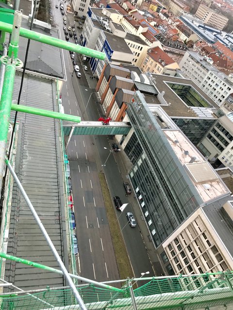Die bekannte Glasbrücke der N-ERGIE über die Fürther Straße – hier einmal von oben. Foto: © Peter Maskow
