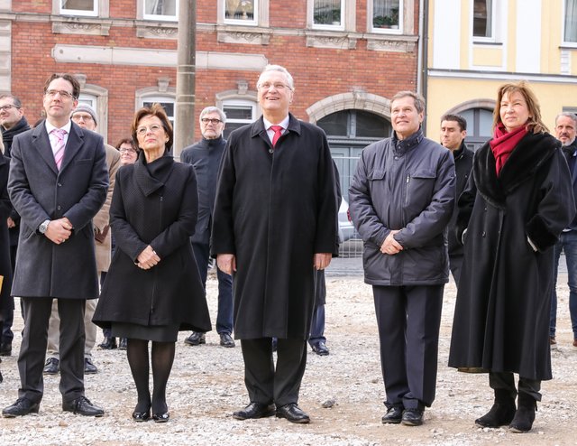 Beobachten den Richtspruch von Günther Hofbeck (v.l.): Baureferent Nürnberg Daniel F. Ulrich, Sozialministerin Emilia Müller, Bauminister Joachim Herrmann, MdL Hermann Imhof und Amtsleiterin ,,Zentrum Bayern Familie und Soziales" Karin Wirsching. | Foto: Nicole Fuchsbauer