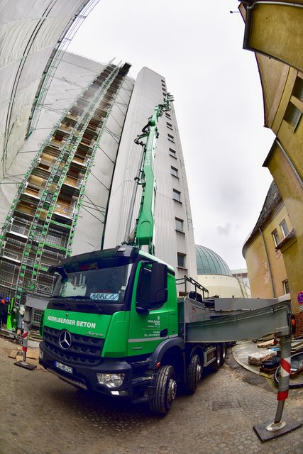 20 Kubikmeter Beton werden vom Hof aus in die Höhe gepumpt. Foto: © Peter Maskow
