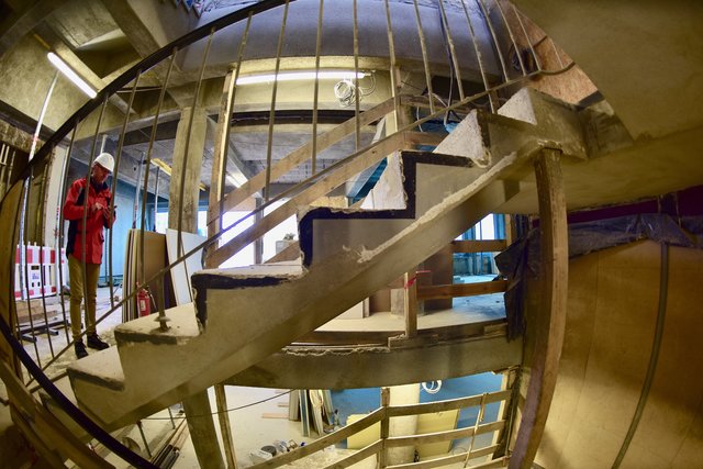 Innen ist alles entkernt: Wie ein Gerippe zeigt sich im Moment das Treppenhaus. Foto: © Peter Maskow