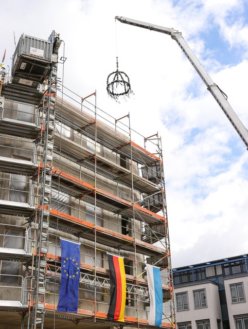 Richtkranz in lichter Höhe - der Rohbau für das neue Zentrum Bayern Familie und Soziales in Nürnberg steht. | Foto: Nicole Fuchsbauer