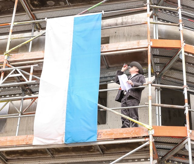 Dipl.-Ing. Günther Hofbeck (Geschäftsführer Mickan Bau) bei seinem Richtspruch für das neue Zentrum Bayern Familie und Soziales in der Roonstraße. Das Unternehmen hat den Rohbau erstellt. | Foto: Nicole Fuchsbauer