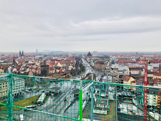 Spektakulär! Der Blick vom Plärrer-Hochhaus auf Plärrer, Ludwigstorturm, Frauentorgraben, Staatsoper. Foto: © Peter Maskow