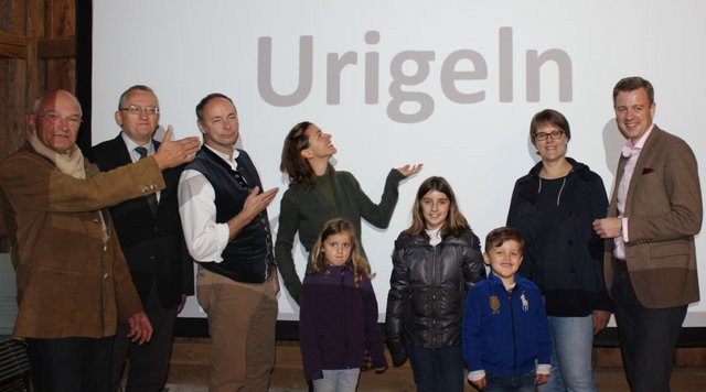 Großes Interesse bei der Verkündung des oberfränkischen Wort des Jahres 2017 durch Bezirkstagspräsident Dr. Günther Denzler (links) im Bauernhofmuseum Kleinlosnitz. Auch Landrat Dr. Oliver Bär (rechts) war dabei.