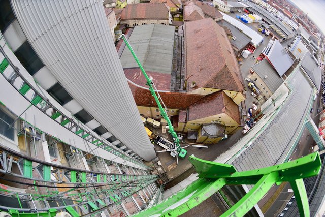 Nur für Schwindelfreie: Tiefblick vom Lastenaufzug an der Außenfassade des Plärrer-Hochhauses. Foto: © Peter Maskow