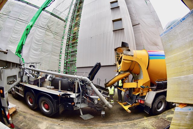 Der Beton wird für die Wandverschalung des Aufzugs gebraucht. Foto: © Peter Maskow