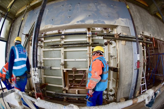 Das ist die Verschalung für den Aufzug. Hier füllen die Arbeiter den Beton vom Dach aus ein. Foto: © Peter Maskow