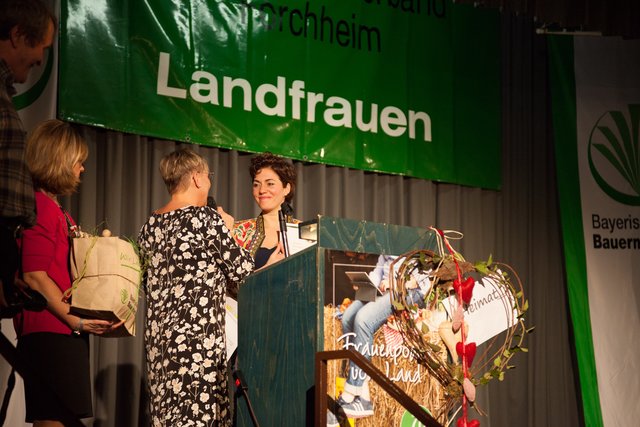 Schauspielerin Katrin Lux, bekannt als Köchin Fanny aus der Serie „Dahoam is Dahoam“ im BR beim Landfrauentag in Forchheim 2018.