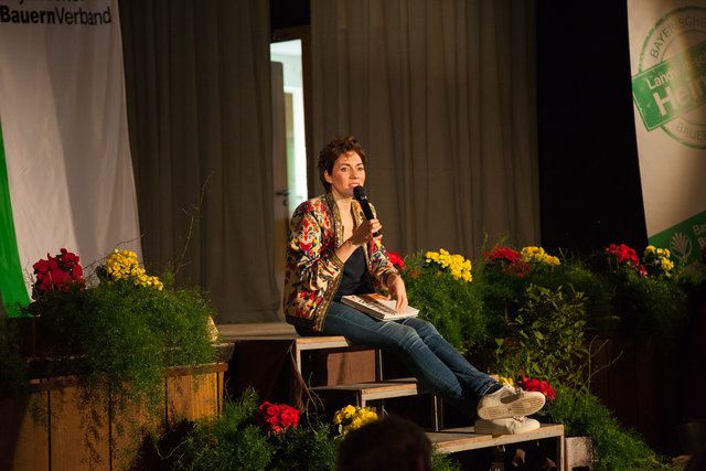 Schauspielerin Katrin Lux, bekannt als Köchin Fanny aus der Serie „Dahoam is Dahoam“ im BR beim Landfrauentag in Forchheim 2018.