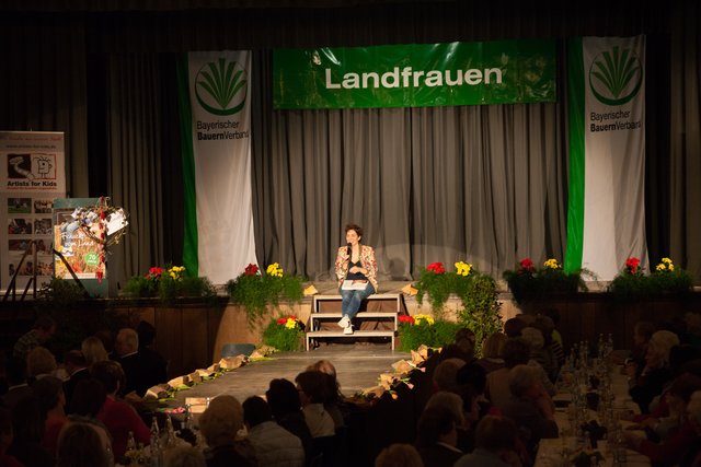 Schauspielerin Katrin Lux, bekannt als Köchin Fanny aus der Serie „Dahoam is Dahoam“ im BR beim Landfrauentag in Forchheim 2018.