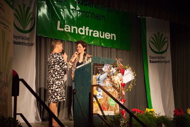 Schauspielerin Katrin Lux, bekannt als Köchin Fanny aus der Serie „Dahoam is Dahoam“ im BR beim Landfrauentag in Forchheim 2018.