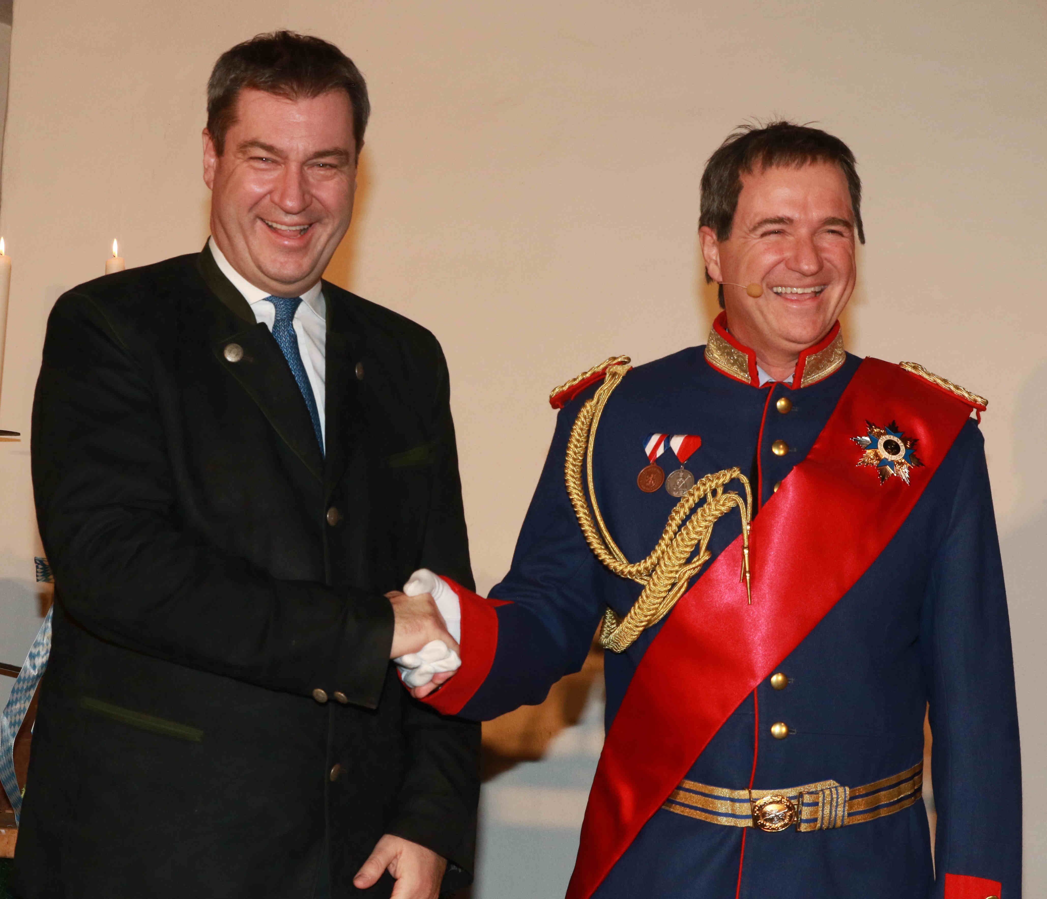 Kabarettist Wolfgang Krebs (r., in König Ludwig Uniform)
schlüpfte in die Rolle des neuen Bayerischen Ministerpräsidenten – zur Freude von Dr. Markus Söder.