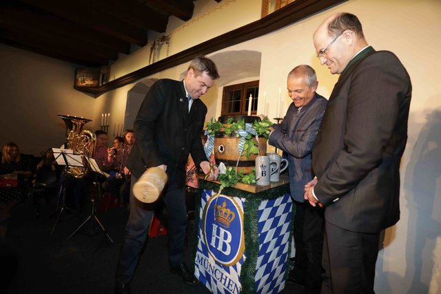 Für Dr. Markus Söder kein Problem: Bockbieranstich mit zwei Schlägen. | Foto: Udo Dreier