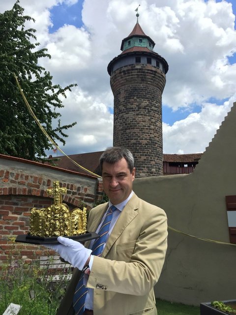 Söder mit dem 3D-Modell der Reichskrone vor dem Sinwellturm der Kaiserburg. | Foto: © STMFLH