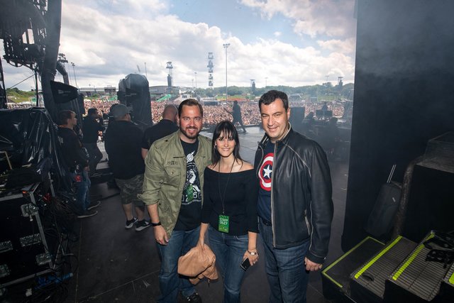 Bei Rock im Park auf der Centerstage mit seiner Sprecherin Tanja Sterian und CSU-Landtagskandidat Jochen Kohler. | Foto: © Daniel Karmann