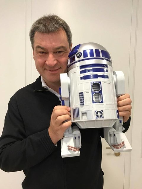Mit R2D2: Der 51-Jährige ist großer Star-Wars-Fan. | Foto: © Privat
