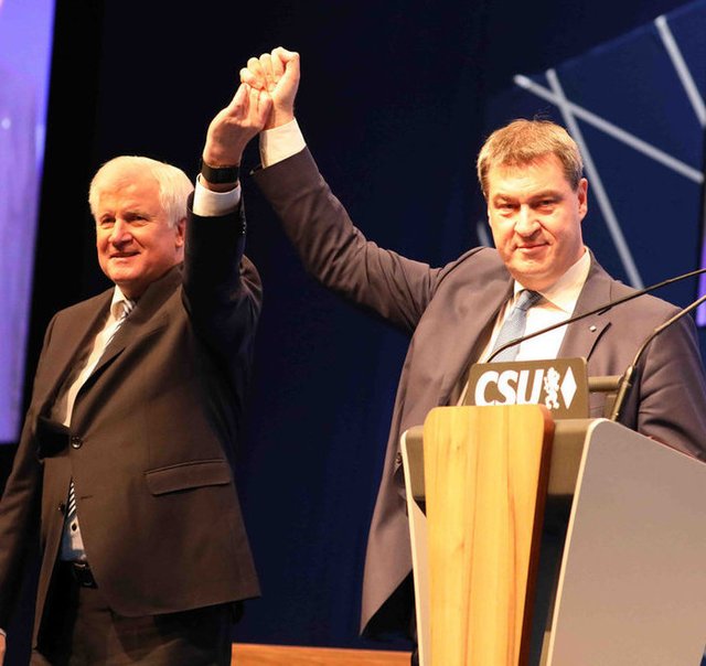 Der alte und der neue Ministerpräsident: Markus Söder löst Horst Seehofer (links) ab. | Foto: © Udo Dreier