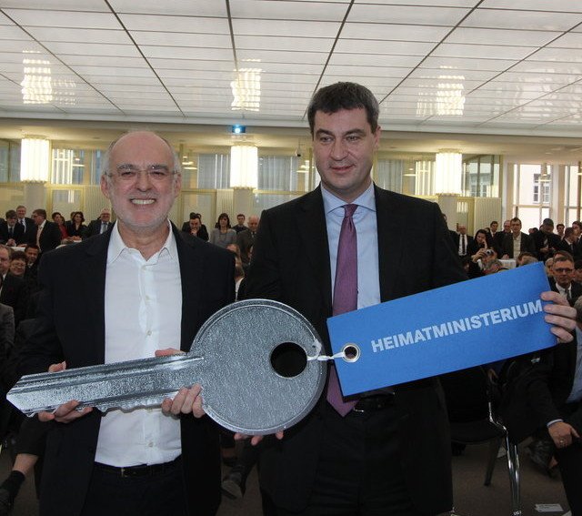 Seit 2013 ist Söder Heimat- und Finanzminister. Hier mit Helmut Schmelzer (li). | Foto: © JRB