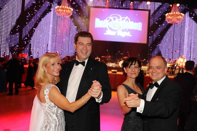 Dr. Markus Söder und Gattin Karin eröffnen den Ball der Union 2017 mit Sebastian Brehm und dessen Lebensgefährtin Barbara Hauerstein. | Foto: © Udo Dreier