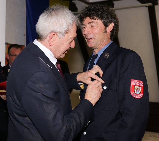 Landrat Johann Kalb steckt Peter Nüßlein aus Hohenpölz das Ehrenzeichen (25 Jahre) an. | Foto: Nicole Fuchsbauer