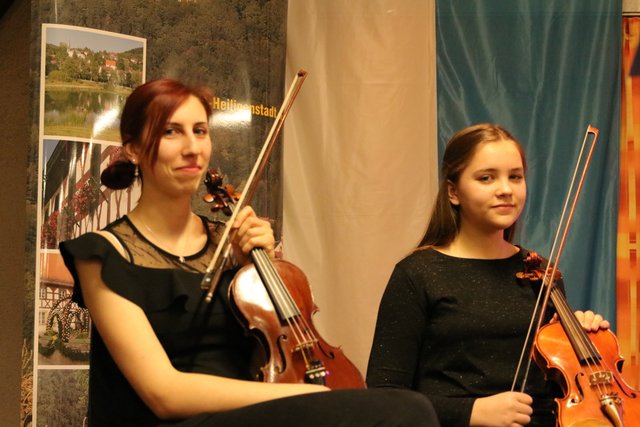 Musikalisch unterhielten Margarete Will (l.) und Johanna Böhm (Kreismusikschule Bamberg) die Gäste in der Oertelscheune. | Foto: Nicole Fuchsbauer