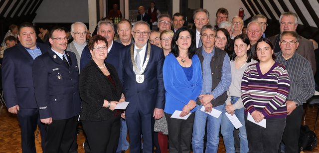 Geehrte ehrenamtliche Wahlhelferinnen und Wahlhelfer mit 1. Bürgermeister Helmut Krämer (Mitte), 3. Bürgermeister Johannes Harrer (l.) sowie 2. Bürgermeister Hans Göller (hintere Reihe, 6.v.r.). | Foto: Nicole Fuchsbauer