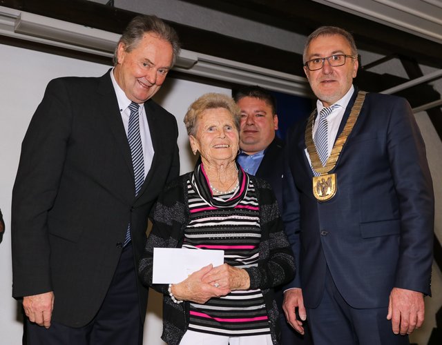 1. Bürgermeister Helmut Krämer (r.), 2. Bürgermeister Hans Göller (l.) und 3. Bürgermeister Johannes Harrer (hinten) mit der Geehrten Kunigunda Hofmann. | Foto: Nicole Fuchsbauer