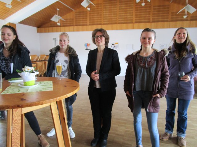 Pfrin. Kerstin Willmer mit Konfirmandinnen