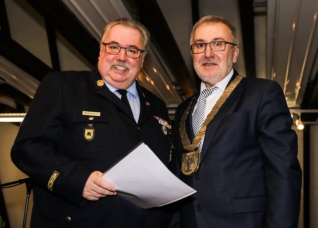 1. Bürgermeister Helmut Krämer mit Kreisbrandinspektor Reinhold Schumm (l.). | Foto: Nicole Fuchsbauer