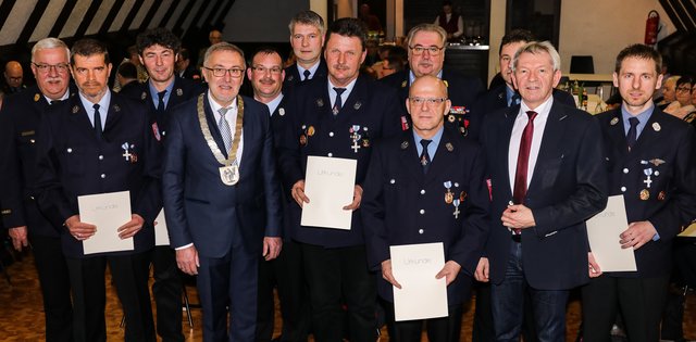 1. Bürgermeister Helmut Krämer (4.v.l.) und Landrat Johann Kalb (2.v.r.) mit den ausgezeichneten Feuerwehrleuten. | Foto: Nicole Fuchsbauer