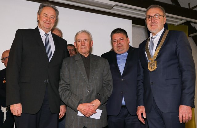 Die drei Bürgermeister der Markgemeinde Heiligenstadt Helmut Krämer (r.), Johannes Harrer (2.v.r.), und Hans Göller (l.) mit Johann Popp, der erst vor kurzem für 65 Jahre aktives Singen im Gesangsverein Hohenpölz vom Fränkischen Sängerbund und Deutschem Chorverband mit der Ehrennadel in Gold und Urkunde ausgezeichnet wurde. Er ist außerdem seit 38 Jahren Feldgeschworener. | Foto: Nicole Fuchsbauer
