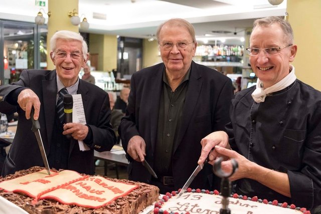 13 Jahre Literaturhaus Nürnberg (2016): Literaturhaus-Leiter Dr. Manfred Boos, Autor Wilhelm Genazino und Literaturhaus-Küchenchef Bernd Rings (v.l.) schneiden gemeinsam die Geburtstagstorte an. | Foto: John R. Braun