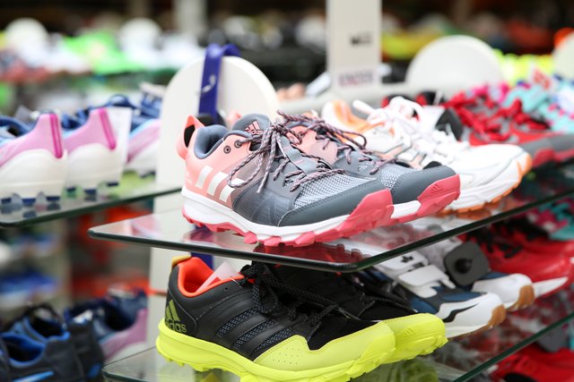 Im Schuh Mücke Outlet in der Gebhardtstraße 33-35 finden Sportlerinnen und Sportler über 30.000 Sportartikel von namhaften Herstellern. | Foto: © Schuh Mücke