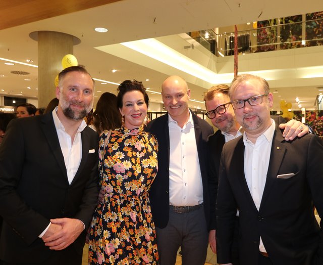 Die Opernball-Organisatoren Andreas (l.) und Simon Röschke (r.) mit Schönheitschirurg Dr. Jens Baetge (Mitte) und Ehefrau Ruth sowie Ralf Böhme. | Foto: © John R. Braun