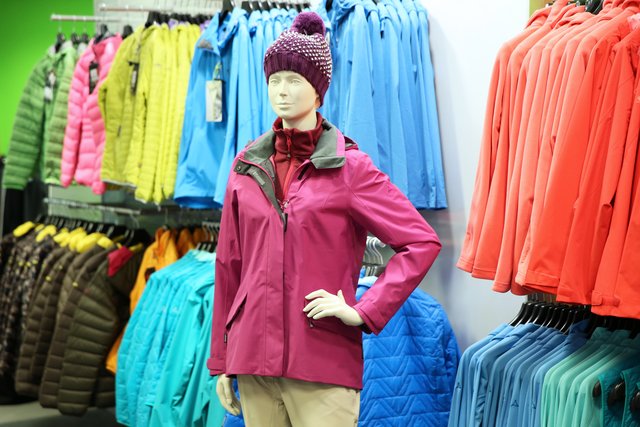 Im Schuh Mücke Outlet in der Gebhardtstraße 33-35 finden Sportlerinnen und Sportler über 30.000 Sportartikel von namhaften Herstellern. | Foto: © Schuh Mücke