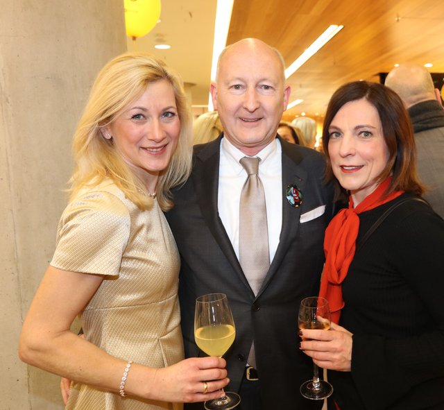 Martin Kusch, Breuninger-Geschäftsführer Sindelfingen, mit Ehefrau Eva-Maria (l.) und Sylvia Rabitz. | Foto: © John R. Braun
