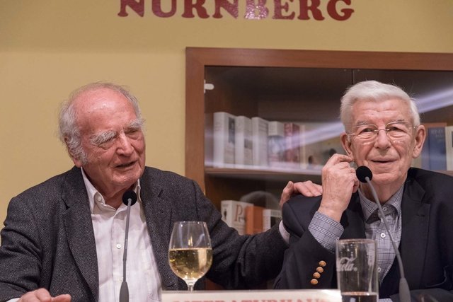 Schriftsteller Martin Walser (l.) und Literaturhaus-Chef Dr. Manfred Boos im Literaturhaus Nürnberg. | Foto: © Jochen Hauser