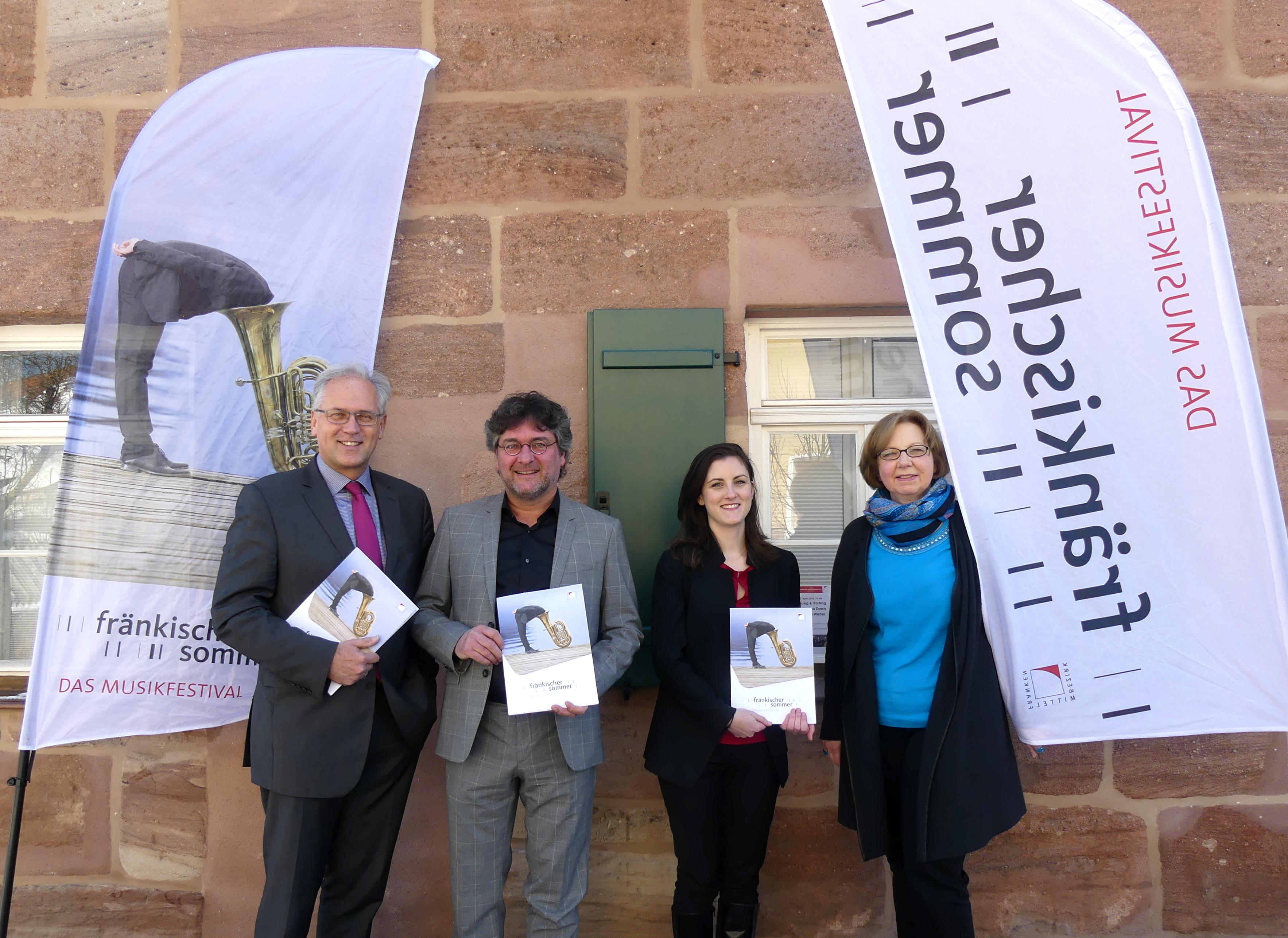 Bezirkstagspräsident Richard Bartsch, Intendant des Festivals Dr. Julian Tölle, Kulturmanagerin des Festivals Friederike Schmiedl sowie die Kulturreferentin des Bezirks Mittelfranken Dr. Andrea Kluxen, v.l.).
