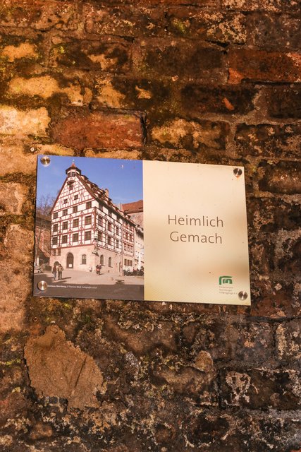 Hinweisschilder deuten darauf hin, was sich über den Köpfen befindet. | Foto: Nicole Fuchsbauer