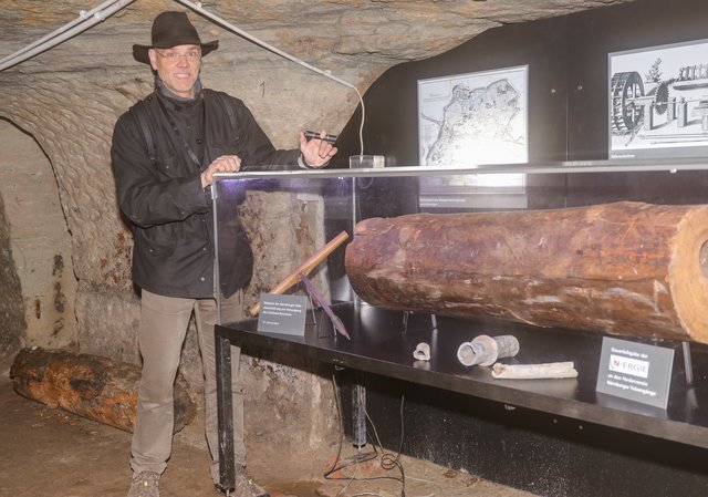 Dr. Martin Winter erläutert ein Teilstück der Nürnberger Holzwasserleitung zur Versorgung des Schönen Brunnens. Die Stämme hielten im Untergrund zwischen zehn und dreißig Jahre. | Foto: Nicole Fuchsbauer