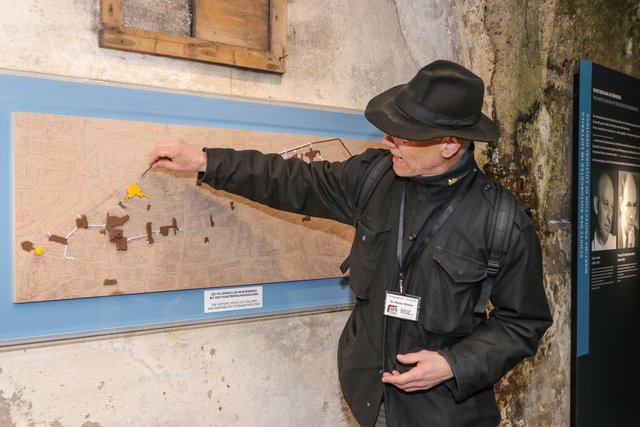 So geht's weiter. Dr. Martin Winter kennt die Felsengänge wie seine Westentasche – Laien sind allerdings im Gewirr völlig überfordert. | Foto: Nicole Fuchsbauer
