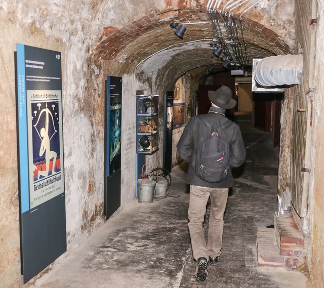 Momentan starten die Touren durch die Felsengänge vom Kunstbunker (Obere Schmiedsgasse) aus. | Foto: Nicole Fuchsbauer