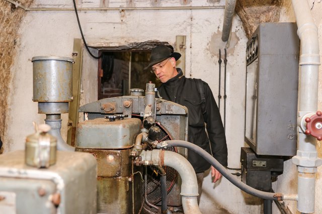 Ein Durchbruch von der Lochwasserleitung in den Kunstbunker wurde während des Zweiten Weltkrieges geschaffen, weil man im Bunker eine autarke Wasserversorgung zur Kühlung der Stromgeneratoren benötigte. | Foto: Nicole Fuchsbauer