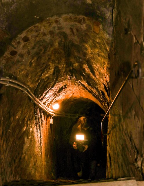 Wenn es im Zwielicht eine steile Treppe nach oben geht, hilft zu Sicherheit auch das Dauerlicht einer Kamera weiter. | Foto: Nicole Fuchsbauer