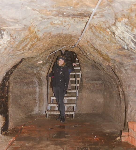 Kopf einziehen, festhalten und dann schön langsam die glitschige Treppe runter, immer tiefer in die Felsengänge. | Foto: Nicole Fuchsbauer