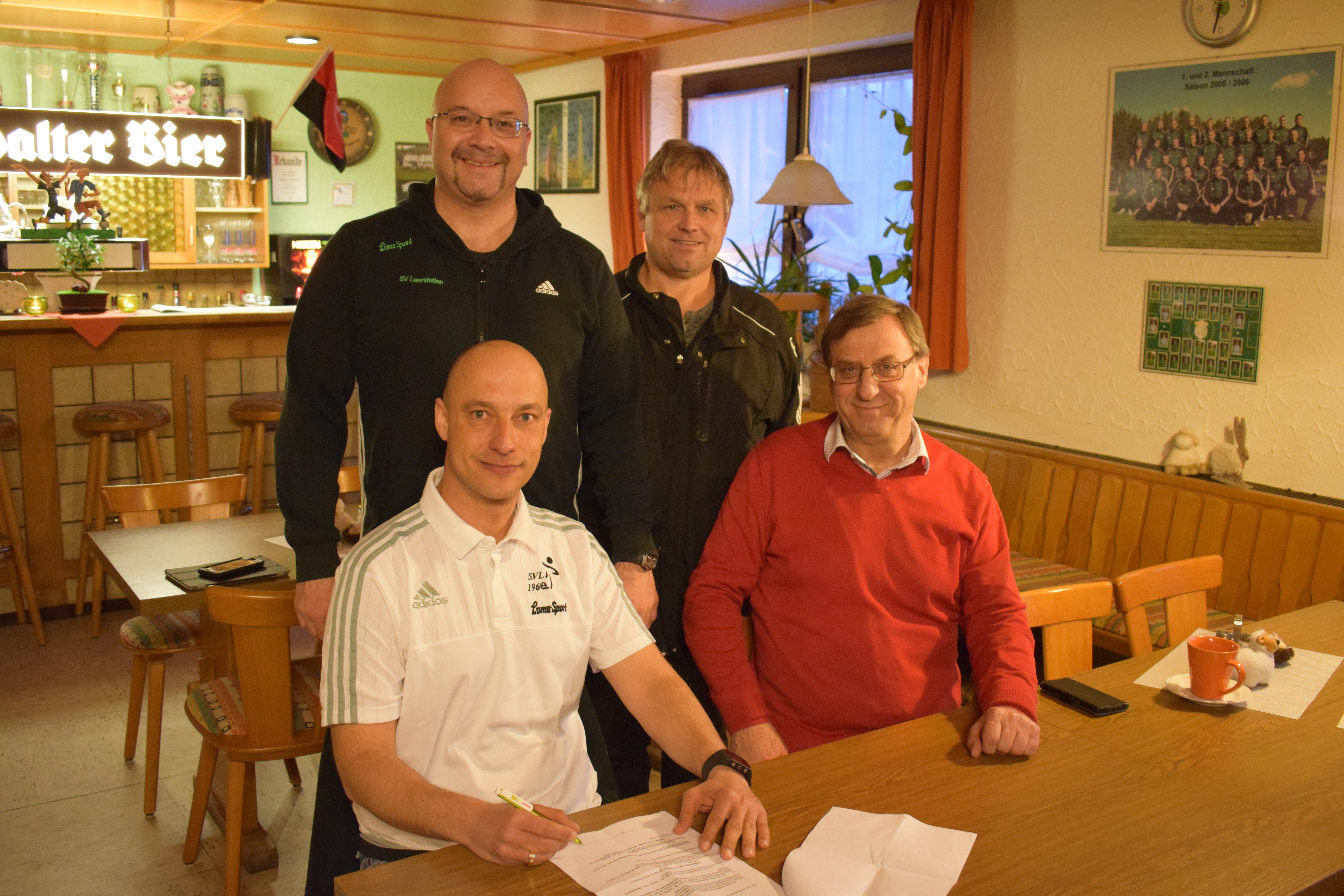 Zufriedene Gesichter beim SV Leerstetten: Marko Skalei unterschreibt seinen Vertrag für die neue Spielzeit 2018/19. Abteilungsleiter Richard Schmidbauer (hinten links), Spielleiter Siggi Doberer (hinten rechts) und Vorsitzender Peter Weidner freuen sich auf die Zusammenarbeit mit „Skalli“.