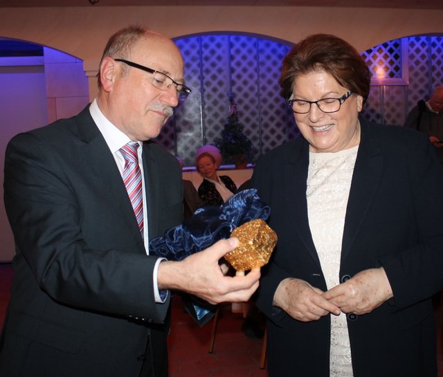 Barbara Stamm freut sich über den Goldwürfel, den ihr Heiner Hack überreicht. | Foto: © Victor Schlampp
