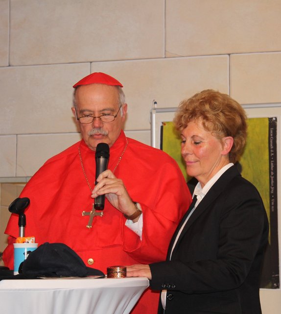 Einfach köstlich: Karl-Heinz Röhlin als Kardinal. Seine auf italienisch gehaltene Ansprache wird von seiner Frau Ruth übersetzt. | Foto: © Victor Schlampp