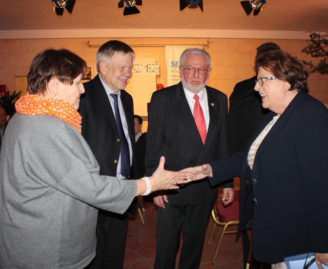 Barbara Stamm (r.) begrüßt Schwabachs Altbürgermeisterin Rosy Stengel. | Foto: © Victor Schlampp