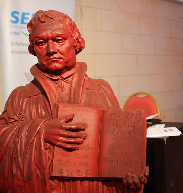Martin Luther - hier eine Plastik des bekannten Nürberger Künstlers Ottmar Hörl - war der Blickfang für das Kabarettprogramm. | Foto: © Victor Schlampp